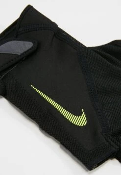 Nike Performance Men´S Elemental Fitness GloveGuantiBlack/Dark Grey/Black/Volt Uomo Accessori N1244E0KO-Q11 -Montavia Avventura Negozio 0414beec94324df8b7bd96d34882975c