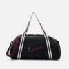 Nike Performance Gym Club RetroBorsa Per Lo SportBlack/Sail/Night Maroon Uomo Zaini E Borse N1241N096-Q11 -Montavia Avventura Negozio 16105cd5d45d4a17b5848991368b074e