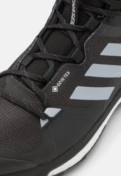 Adidas TERREX Terrex Skychaser Mid GtxScarpa Da HikingCore Black/Halo Silver/Dough Solid Grey Uomo Scarpe Da Montagna & Trekking AD542A4SX-Q11 -Montavia Avventura Negozio 2287643a924f4a3d9dedc6f40050b952