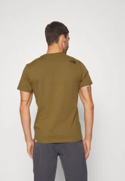 The North Face Berkeley California Pocket Tee T-Shirt BasicMilitary Olive Uomo Abbigliamento TH342D05S-N11 -Montavia Avventura Negozio 230f7139515b46229464cae00e2739b9