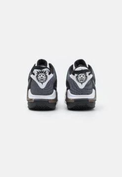 Nike Performance Lebron Witness 7Scarpe Da BasketWhite/Metallic Silver/Black Uomo Scarpe N1242A2GU-A11 -Montavia Avventura Negozio 2f54f3870c7a4a41b1018b34ae1b15c6