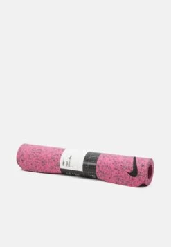 Nike Performance Move MatFitness / YogaCosmic Fuchsia/Black Uomo Attrezzatura N1241N072-J11 11 Nike Performance Move MatFitness / YogaCosmic Fuchsia/Black Uomo Attrezzatura N1241N072-J11 -Montavia Avventura Negozio 37fcc37c71f5419c8566d3540c4695ab