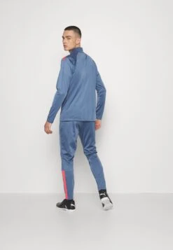 Puma Teamliga TracksuitTutaInky Blue/Fire Orchid Uomo Abbigliamento PU142K02M-K13 -Montavia Avventura Negozio 3afc3fd2b3944ba592f3b56b4f837c58