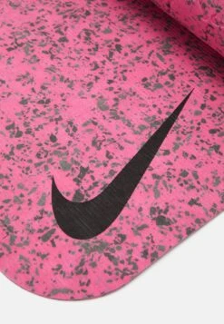 Nike Performance Move MatFitness / YogaCosmic Fuchsia/Black Uomo Attrezzatura N1241N072-J11 13 Nike Performance Move MatFitness / YogaCosmic Fuchsia/Black Uomo Attrezzatura N1241N072-J11 -Montavia Avventura Negozio 3c7aab3db8f44e008762e1a15996a870