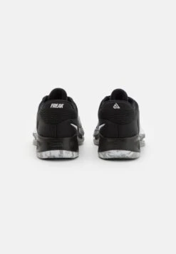 Nike Performance Zoom Freak 4Scarpe Da BasketBlack/White/Light Smoke Grey Uomo Scarpe N1242A2F0-Q11 -Montavia Avventura Negozio 41320bd317674db7a3d3853319540adc