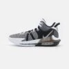 Nike Performance Lebron Witness 7Scarpe Da BasketWhite/Metallic Silver/Black Uomo Scarpe N1242A2GU-A11 -Montavia Avventura Negozio 46938551bfd14d42b9d8e2d242915093