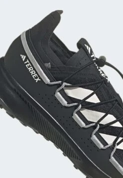 Adidas TERREX Terrex Voyager 21 TravelScarpa Da HikingCore Black Chalk White Grey Two Uomo Scarpe Da Montagna & Trekking AD542A4SS-Q11 -Montavia Avventura Negozio 4cfd3a3719a743b19b23d0e38e328bbd