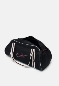 Nike Performance Gym Club RetroBorsa Per Lo SportBlack/Sail/Night Maroon Uomo Zaini E Borse N1241N096-Q11 8 Nike Performance Gym Club RetroBorsa Per Lo SportBlack/Sail/Night Maroon Uomo Zaini E Borse N1241N096-Q11 -Montavia Avventura Negozio 5a66aeb790e349f79df09c01582936e2