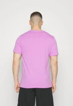 Nike Performance TeeT-Shirt Con StampaRush Fuchsia Uomo Abbigliamento N1242D5UC-I11 -Montavia Avventura Negozio 634517f31f3f4b05b640e27bb1f0b124