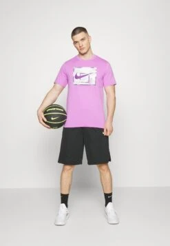 Nike Performance TeeT-Shirt Con StampaRush Fuchsia Uomo Abbigliamento N1242D5UC-I11 -Montavia Avventura Negozio 6e6a2b51d9c842c1920c5cb2a49f74ba