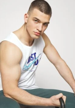 Nike Performance TankTopWhite Uomo Abbigliamento N1242D5WT-A11 12 Nike Performance TankTopWhite Uomo Abbigliamento N1242D5WT-A11 -Montavia Avventura Negozio 6e7c663a3474415697058492c6ee638d