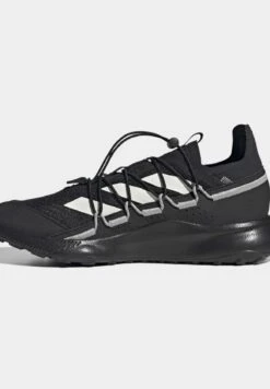 Adidas TERREX Terrex Voyager 21 TravelScarpa Da HikingCore Black Chalk White Grey Two Uomo Scarpe Da Montagna & Trekking AD542A4SS-Q11 -Montavia Avventura Negozio 79225fdf421347faabf36973cc345391