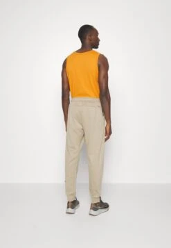 Nike Performance Pant TaperPantaloni SportiviKhaki/Black Uomo Abbigliamento N1242E2N4-N11 -Montavia Avventura Negozio 7a5339888e9f4e6ba542e201ddd76f5c