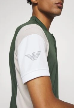 EA7 Emporio Armani Tennis ProPoloDuffel Bag Uomo Abbigliamento EA742D01L-N11 13 EA7 Emporio Armani Tennis ProPoloDuffel Bag Uomo Abbigliamento EA742D01L-N11 -Montavia Avventura Negozio 7e06d72d174441bb81daa304184fecd1