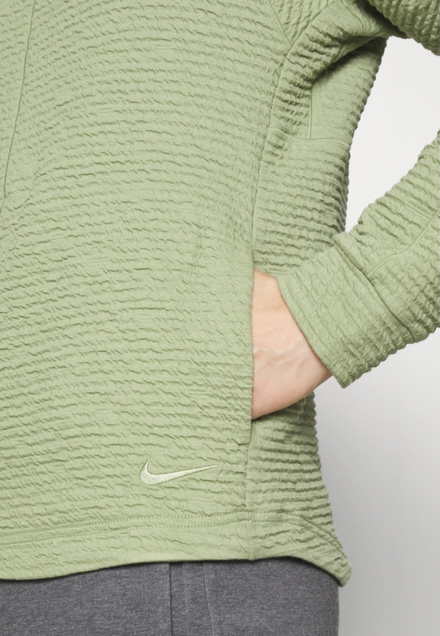 Nike Performance TextureFelpaOil Green Uomo Abbigliamento N1242G11G-M12 9 Nike Performance TextureFelpaOil Green Uomo Abbigliamento N1242G11G-M12 - immagine 7