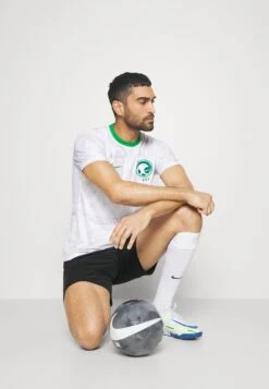 Nike Performance Saudi Arabia Stadium HomeMaglia Da CalcioWhite/Apple Green/Apple Green Uomo Abbigliamento N1242D52W-A11 13 Nike Performance Saudi Arabia Stadium HomeMaglia Da CalcioWhite/Apple Green/Apple Green Uomo Abbigliamento N1242D52W-A11 -Montavia Avventura Negozio 96b91577120b4925878edfe8987ad386