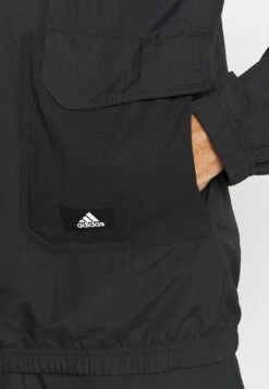 ADIDAS PERFORMANCE Full Zip Future Icons Giacca SportivaBlack Uomo Abbigliamento AD542G10S-Q11 -Montavia Avventura Negozio 9dd8d8d0be184b69a3239eb888a32bfb