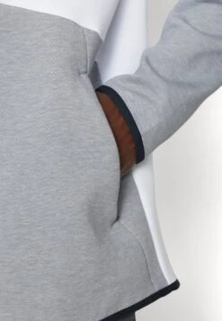 Under Armour UnstoppableFelpa Con ZipMod Gray/White Uomo Abbigliamento UN242G0FY-C11 -Montavia Avventura Negozio a4108b0996d648818aac37979c8dcd14