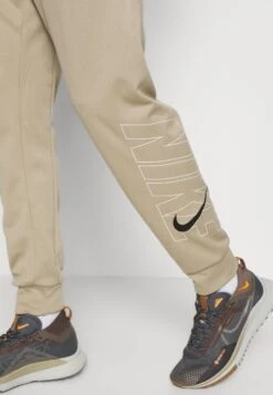 Nike Performance Pant TaperPantaloni SportiviKhaki/Black Uomo Abbigliamento N1242E2N4-N11 -Montavia Avventura Negozio a42fd5f941424776af8da76a5395c1a6