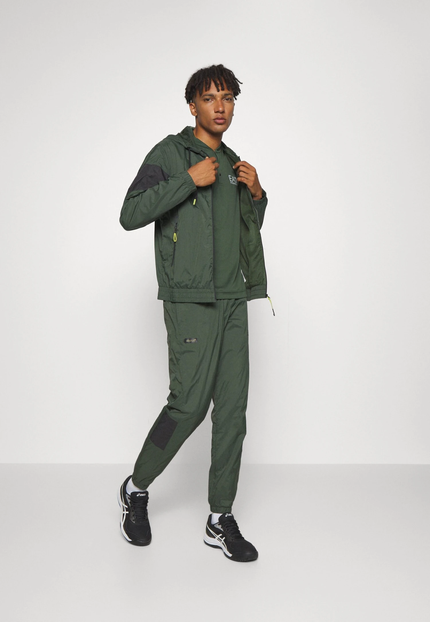 EA7 Emporio Armani Tennis ProPoloDuffel Bag Uomo Abbigliamento EA742D01L-N11 4 EA7 Emporio Armani Tennis ProPoloDuffel Bag Uomo Abbigliamento EA742D01L-N11 - immagine 2