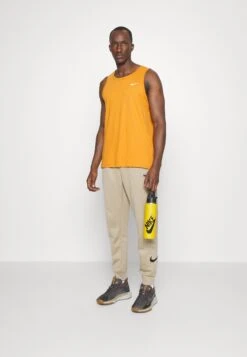 Nike Performance Pant TaperPantaloni SportiviKhaki/Black Uomo Abbigliamento N1242E2N4-N11 -Montavia Avventura Negozio ad6728af443d46418b9ed21b8e39ca77