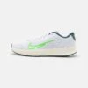 Nike Performance Vapor Lite 2Scarpe Da Tennis Per Tutte Le SuperficiWhite/Green Strike/Deep Jungle Uomo Scarpe N1242A2K4-A12 -Montavia Avventura Negozio aea607f6de8344f5a0e7a69848b20eb5