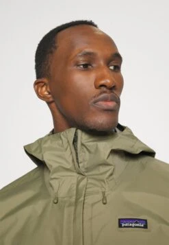 Patagonia Giacca Hard ShellSage Khaki Uomo Abbigliamento PA942F04O-N11 11 Patagonia Giacca Hard ShellSage Khaki Uomo Abbigliamento PA942F04O-N11 -Montavia Avventura Negozio b47bf97acd2a4dbd93bc7d2e35bf375a