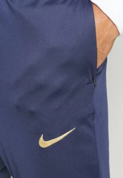 Nike Performance France Fff Strike Hooded Tracksuit SetSquadra NazionaleWhite/Midnight Navy/Metallic Gold Uomo Abbigliamento N1242K07O-A11 -Montavia Avventura Negozio b8e1a77ad18747f7bcb663fb578345e7