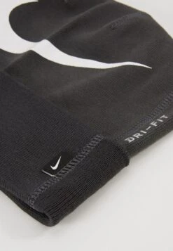 Nike Performance Beanie Gfa TeamBerrettoAnthracite/(White) Uomo Accessori N1244E0T2-Q12 -Montavia Avventura Negozio bb00ea3175b3422e9aa50b82b64eb01d