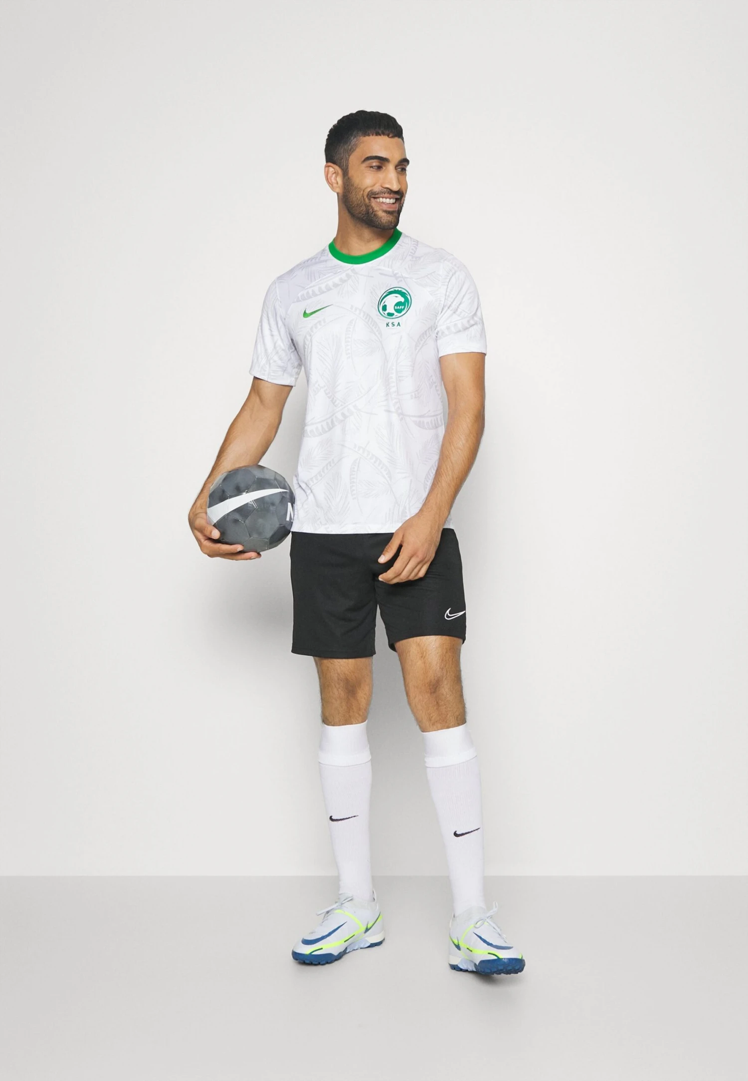 Nike Performance Saudi Arabia Stadium HomeMaglia Da CalcioWhite/Apple Green/Apple Green Uomo Abbigliamento N1242D52W-A11 4 Nike Performance Saudi Arabia Stadium HomeMaglia Da CalcioWhite/Apple Green/Apple Green Uomo Abbigliamento N1242D52W-A11 - immagine 2