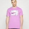 Nike Performance TeeT-Shirt Con StampaRush Fuchsia Uomo Abbigliamento N1242D5UC-I11 -Montavia Avventura Negozio c2cfbb74a1dc4b7c97539d9db06346c5