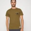 The North Face Berkeley California Pocket Tee T-Shirt BasicMilitary Olive Uomo Abbigliamento TH342D05S-N11 -Montavia Avventura Negozio c54a98273e7e4b9a9ce19e47b2f6a3e4