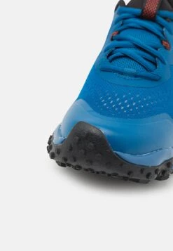 Under Armour Charged Maven TrailScarpe Da Trail RunningVarsity Blue/Heritage Red Uomo Scarpe UN242A0KA-K11 -Montavia Avventura Negozio c555195e16704deb8ec8828cc0ee8aa7