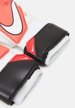 Nike Performance Goalkeeper Grip3 UnisexGuanti Da PortiereBright Crimson/Black/White Uomo Attrezzatura N1244E0WH-G12 7 Nike Performance Goalkeeper Grip3 UnisexGuanti Da PortiereBright Crimson/Black/White Uomo Attrezzatura N1244E0WH-G12 -Montavia Avventura Negozio c5db2543618b4b49ab646ba0779498d1