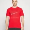Nike Performance TeeT-Shirt SportUniversity Red Uomo Abbigliamento N1242D5WX-G11 2 Nike Performance TeeT-Shirt SportUniversity Red Uomo Abbigliamento N1242D5WX-G11 -Montavia Avventura Negozio ca28d45f4e5045cbb18b92052f0db899