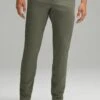 Lululemon Abc Slim-Fit 32" L *Warpstreme ObsidianPantaloniArmy Green Uomo Abbigliamento LLS42E021-M11 -Montavia Avventura Negozio cbfc42d0ce5845a3aebe174fdd754da4