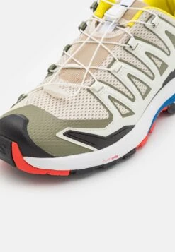 Salomon Xa Pro 3D Scarpe Da Trail RunningRainy Day/White/Lapis Blue Uomo Scarpe SA542A0IW-B11 -Montavia Avventura Negozio d07e6c598d79418ba85742a8eeba33e0