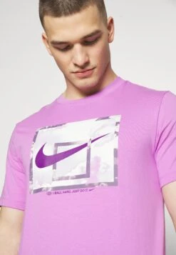 Nike Performance TeeT-Shirt Con StampaRush Fuchsia Uomo Abbigliamento N1242D5UC-I11 -Montavia Avventura Negozio d15e3ed5ebb542c1bebb4a1c0becc76e