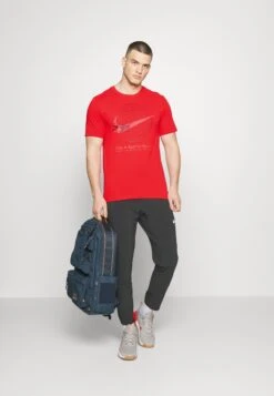 Nike Performance TeeT-Shirt SportUniversity Red Uomo Abbigliamento N1242D5WX-G11 -Montavia Avventura Negozio dcc4b6955a454f8485e02d1c41c4dabc