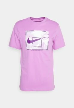 Nike Performance TeeT-Shirt Con StampaRush Fuchsia Uomo Abbigliamento N1242D5UC-I11 -Montavia Avventura Negozio de05670fbfa9413092b4f2f2fc824db2