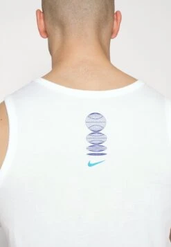 Nike Performance TankTopWhite Uomo Abbigliamento N1242D5WT-A11 13 Nike Performance TankTopWhite Uomo Abbigliamento N1242D5WT-A11 -Montavia Avventura Negozio e4baab0984e74a3eaee8277ca12e5d60