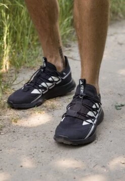 Adidas TERREX Terrex Voyager 21 TravelScarpa Da HikingCore Black Chalk White Grey Two Uomo Scarpe Da Montagna & Trekking AD542A4SS-Q11