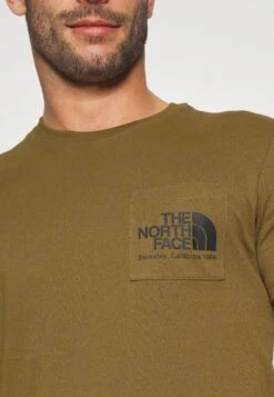 The North Face Berkeley California Pocket Tee T-Shirt BasicMilitary Olive Uomo Abbigliamento TH342D05S-N11 -Montavia Avventura Negozio ea0e495e80b24881bd16b8f8ae289318