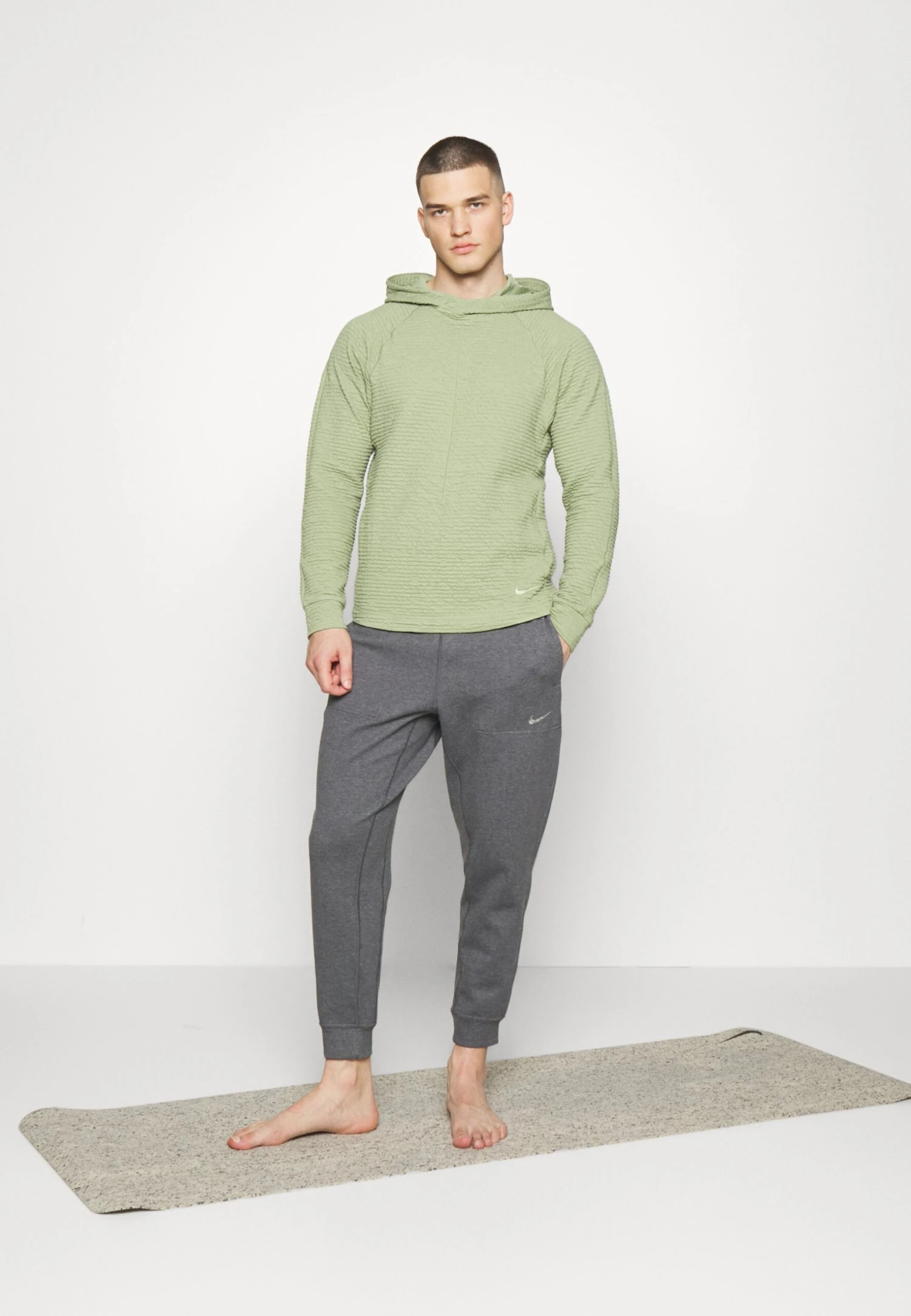 Nike Performance TextureFelpaOil Green Uomo Abbigliamento N1242G11G-M12 4 Nike Performance TextureFelpaOil Green Uomo Abbigliamento N1242G11G-M12 - immagine 2