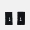 Nike Performance UnisexDoublewide Wristbands - Polsino - Schwarz/Weiss -Montavia Avventura Negozio f8410f8a35ba4489a373302e7d27256f