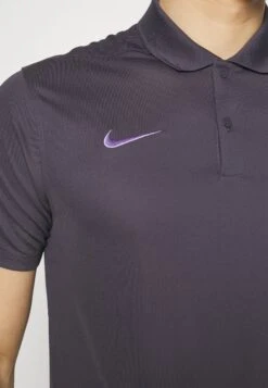 Nike Performance Liverpool Fc Victory SolidPoloGridiron/Space Purple Uomo Abbigliamento N1242D5KP-C11 13 Nike Performance Liverpool Fc Victory SolidPoloGridiron/Space Purple Uomo Abbigliamento N1242D5KP-C11 -Montavia Avventura Negozio f982377e5fb84972aea519df72d76d89