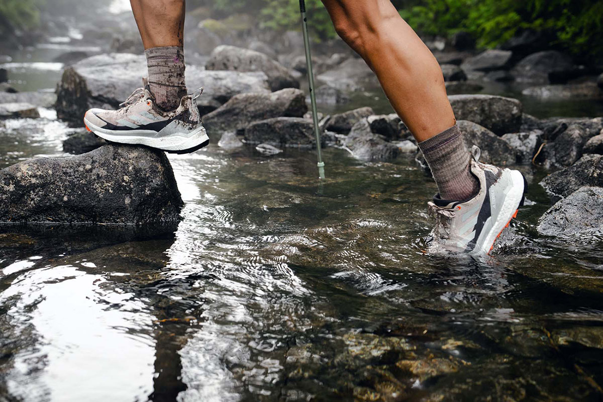 Montavia Avventura Negozio -Montavia Avventura Negozio Waterproof hiking shoes crossing creek in Adidas Terrex Free Hiker